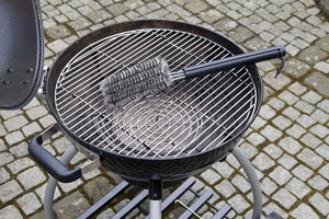 Grill reinigen mit Grillzubehör: Die Grillbürste