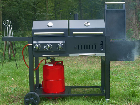 Gasgrill mit Ablage für Gasflasche