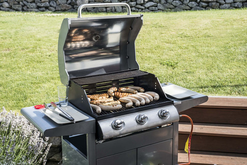 Gasgrill mit Grillgut