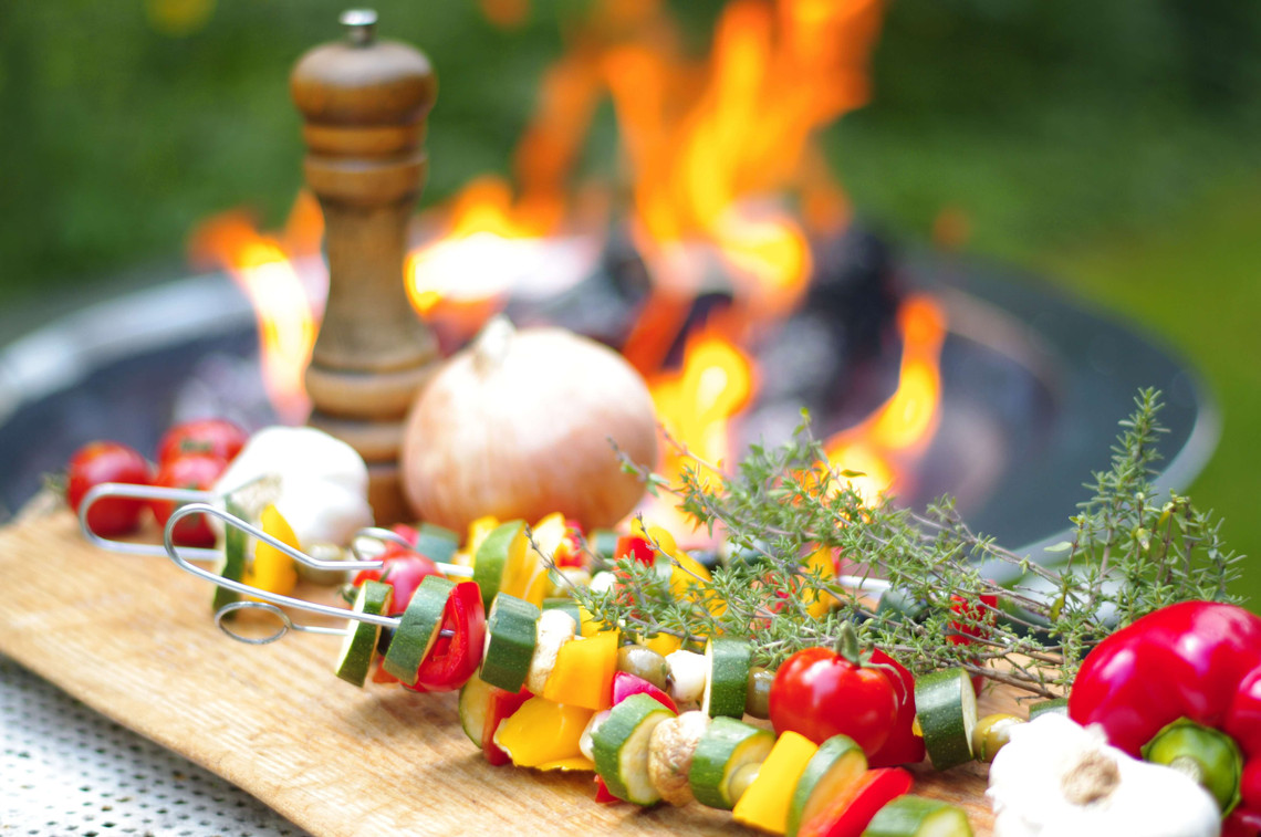 Gemüsespieße grillen - bunte Spieße