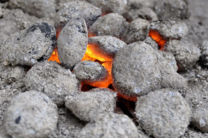 Glühende Grillbriketts für Holzkohlegrill