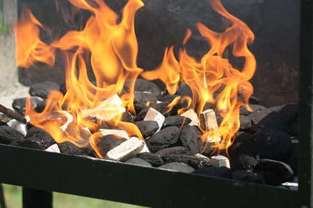 Holzkohle mit Grillanzünder anfeuern