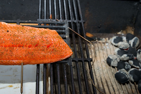 Indirektes Grillen: Zubereitung eines Lachssteaks