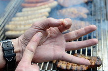 Steak zubereiten - der Drucktest: Garstufe "halb roh"