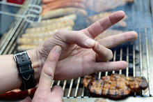 Steak zubereiten - der Drucktest: Garstufe "medium well"