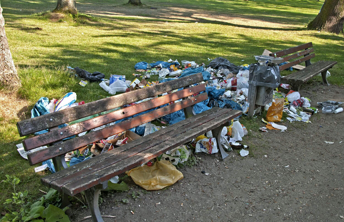 Verschmutzter Park: Nachhaltig grillen schont die Umwelt